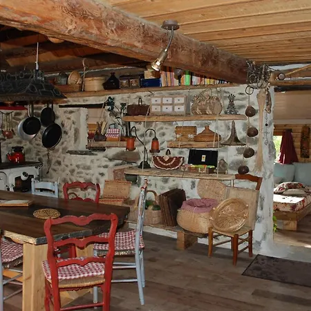 Les Toits Rouges Et Sa Table D'hote Gourmande