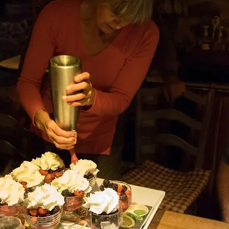 Les Toits Rouges Et Sa Table D'hote Gourmande